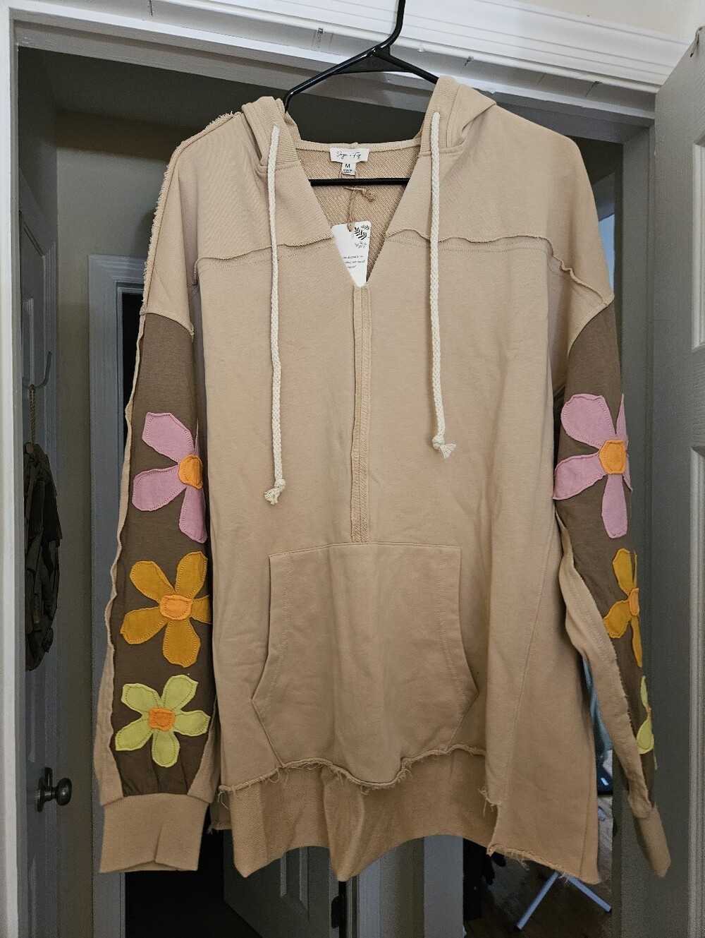 NWT Sage & Fig Beige Flower-Appliqué Hoodie with Drawstring - Picture 5 of 6